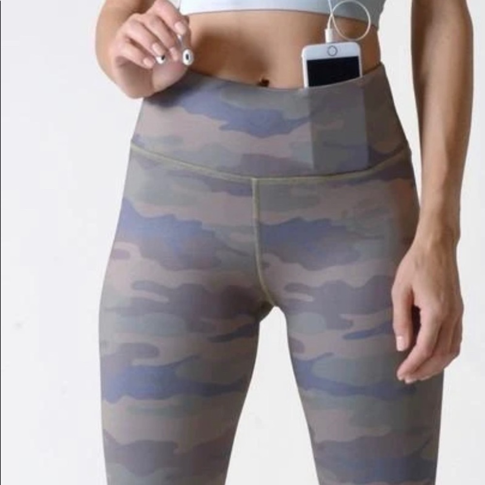 NWT Camo High-Rise Leggings Waistband Pocket - Picture 2 of 9